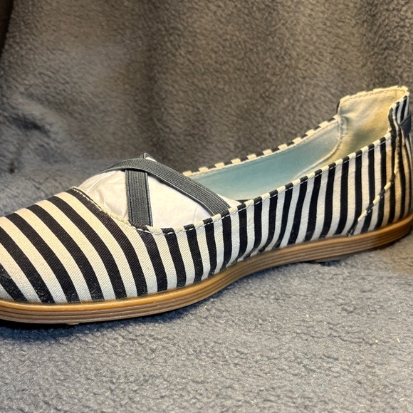 Chic Striped Women's Flats - Picture 2 of 8